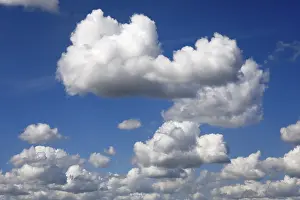 Deserted Landscape Europe Drucke: Cluster clouds, spring clouds, cumulus clouds in the blue sky
