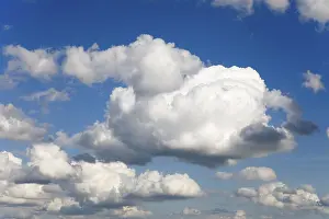 Spring Cloud Formation Drucke: Cluster clouds, spring clouds, cumulus clouds in the blue sky