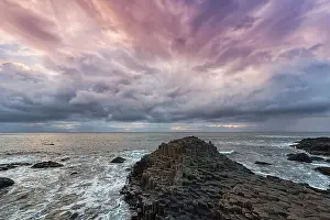Atmospheric Coastal Photography Drucke: Coast with basalt columns in the evening