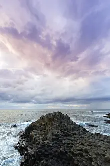 Northern Ireland Coast Drucke: Coast with basalt columns in the evening