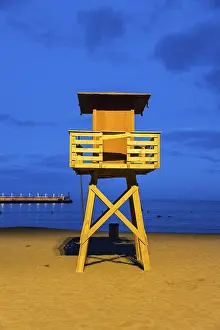 Uninhabited Sandy Ocean Beaches Drucke: Coast guard tower on the beach