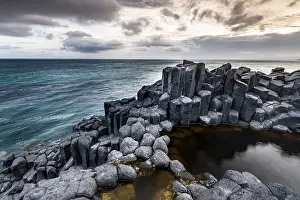 Coastal Basalt Columns Drucke: Coastal basalt cliffs, basalt columns
