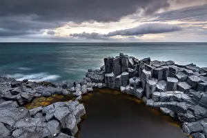 Atmospheric Coastal Photography Drucke: Coastal basalt cliffs, basalt columns