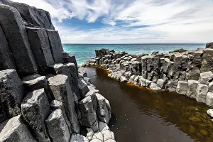 Coastal Basalt Columns Drucke: Coastal basalt cliffs, basalt columns