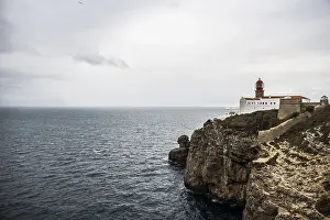 Portuguese Rocky Coastline Drucke: Coastal landscape with lighthouse