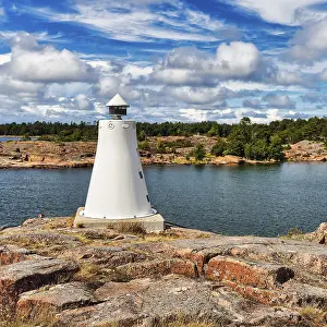Northern European Coastlines Drucke: Coastline with lighthouse on rocks