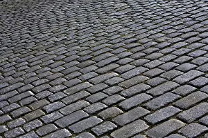 Deserted Cobblestone Road Drucke: Cobblestone pavement