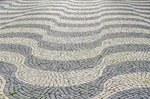 Deserted City Streets Drucke: Detail of the cobblestone pavement in Lisbon