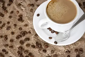 White Coffee Cup Drucke: Coffee background with beans and white cup