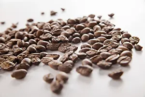 Drucke von Kaffeebohne auf weißem Hintergrund. Aroma. Schwarzer Kaffee Arabica Drucke: Kaffeebohne auf weißem Hintergrund.