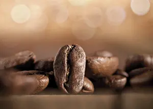 Close Up Coffee Beans Drucke: Coffee beans on a blurred background