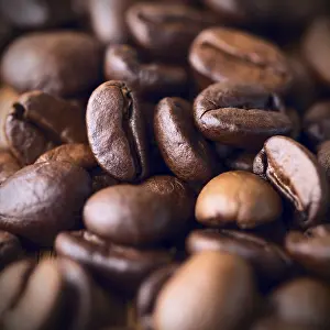 Close Up Coffee Beans Drucke: Coffee beans close up