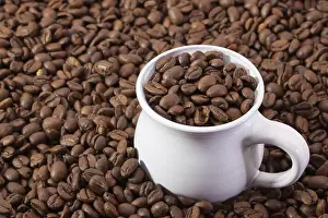 Arabica Coffee Drucke: Coffee beans and cup of coffee
