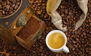 European Coffee Beans Drucke: Many coffee beans lying next to a coffee grinder