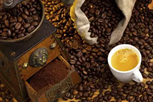 Coffee Grinder Drucke: Many coffee beans lying next to a coffee grinder