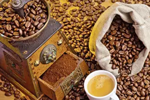 Coffee Grinder Drucke: Many coffee beans lying next to a coffee grinder