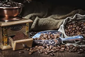 Hipposideridae Drucke: Kaffeezusammensetzung Beutel Löffel und Mühle mit Bohnen.