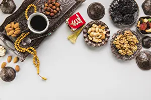 No People Drinking Coffee Drucke: Coffee cup with different nuts beads