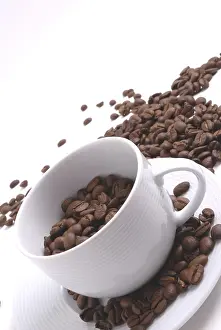 Close Up Coffee Beans Drucke: Coffee cup wit beans