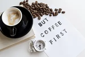Hot Beverage Design Drucke: Coffee first quote with clock