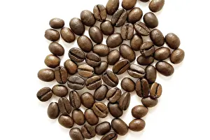 Drucke von Kaffeebohnen auf weißem Hintergrund Arabica Drucke: Kaffeebohnen auf weißem Hintergrund.