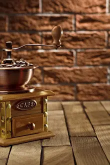 Coffee Grinder Drucke: Coffee grinder with beans on the table