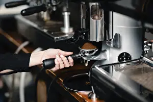Espresso Machine Operation Drucke: Coffee making, portafilter in grinder