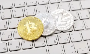 Blockchain Technology Drucke: Coins of cryptocurrency lying over computer keyboard