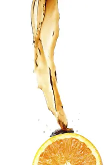 Studio Food Shots Drucke: Cola flowing on an orange half