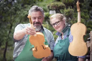 Master Violin Maker Drucke: Collaborator and master violin maker Rainer W