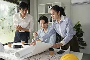 Collaboration At Work Drucke: Three colleagues engage in a design session