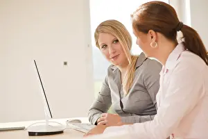 Computer Workstation Drucke: Colleagues in office