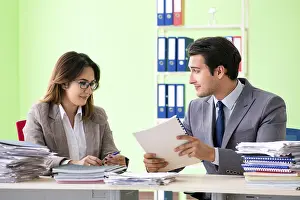 Single Person Working Drucke: Two colleagues working in the office