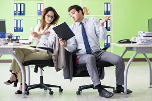Colleague Relationship Drucke: Two colleagues working in the office