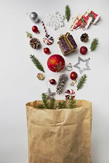 Flat Lay Christmas Decoration Drucke: Collection of Christmas objects in a paper bag