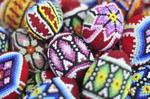 Easter Traditions And Customs Drucke: Collection of many colourful handmade easter eggs background