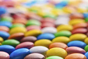Sweet Treats Detail View Drucke: Colored candy scattered on the table close-up for background