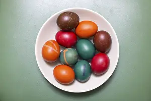 Still Life Images Drucke: Colored eggs in white dish on turquoise background