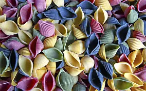 Close Up View Drucke: Colored noodles, full frame, background