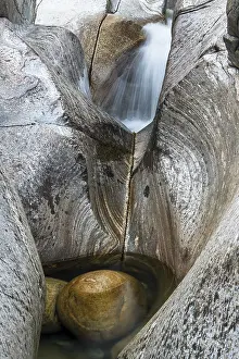 Mountain Creek Erosion Drucke: Colored rock structures and water