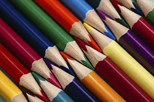 Drucke von Farbige scharfe Bleistifte liegen in einer Reihe dicht gedrängt. Festes abstraktes Hintergrundbild von Holzstiften in verschiedenen Farben. Das sind Schulbedarf Minimalistische Kunstwerke Drucke: Farbige scharf geschliffene Bleistifte liegen in einer Reihe nah dran.