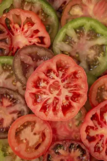 Tomato Nutrition Facts Drucke: A colorful array of sliced tomatoes showcases their red