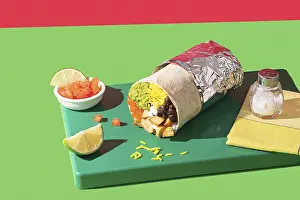 Von oben ein farbenfroher Burrito mit Guacamole.