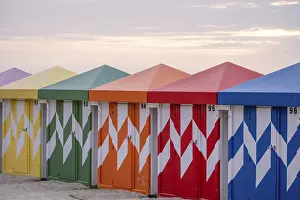 Deserted Coast Scenery Drucke: Colorful changing cabins on the beach