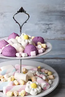 Pastel Colored Treats Drucke: Colorful marshmallows on blue rustic background