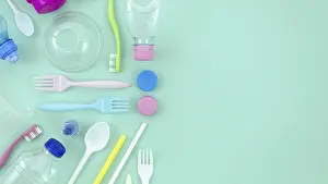 Colorful Disposable Tableware Drucke: Colorful plastic tableware turquoise background