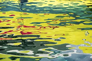 Close Up Water Surface Drucke: Colorful reflection on water
