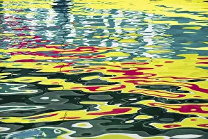 Close Up Water Surface Drucke: Colorful reflection on water