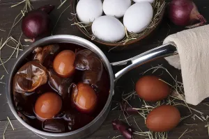 Handmade Easter Eggs Drucke: Coloring chicken eggs for Easter with onion peel