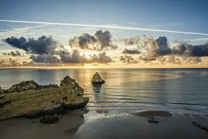 Colourful Rock Formations Drucke: Coloured cliffs and sunrise at the beach